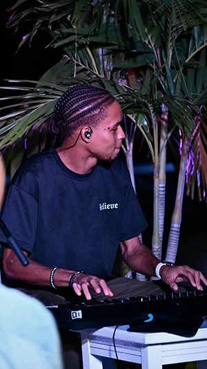 Curly - Pianist of Mesh Marina Band